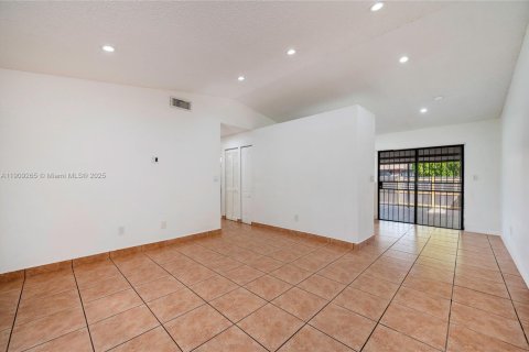 Touwnhouse à vendre à Miami, Floride: 2 chambres, 80.27 m2 № 1965535 - photo 3