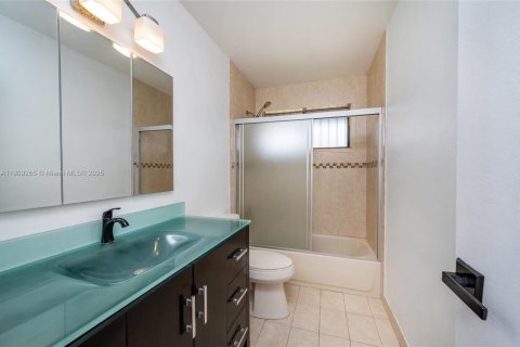 Touwnhouse à vendre à Miami, Floride: 2 chambres, 80.27 m2 № 1965535 - photo 11