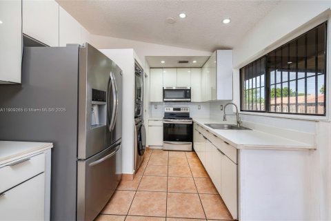 Touwnhouse à vendre à Miami, Floride: 2 chambres, 80.27 m2 № 1965535 - photo 6