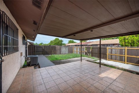 Touwnhouse à vendre à Miami, Floride: 2 chambres, 80.27 m2 № 1965535 - photo 16