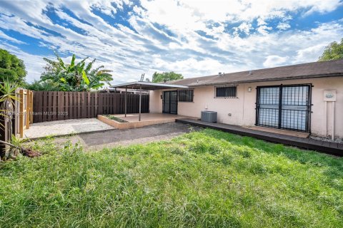 Touwnhouse à vendre à Miami, Floride: 2 chambres, 80.27 m2 № 1965535 - photo 17