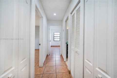 Touwnhouse à vendre à Miami, Floride: 2 chambres, 80.27 m2 № 1965535 - photo 13