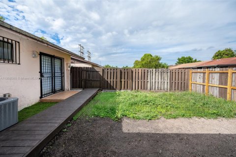 Touwnhouse à vendre à Miami, Floride: 2 chambres, 80.27 m2 № 1965535 - photo 18