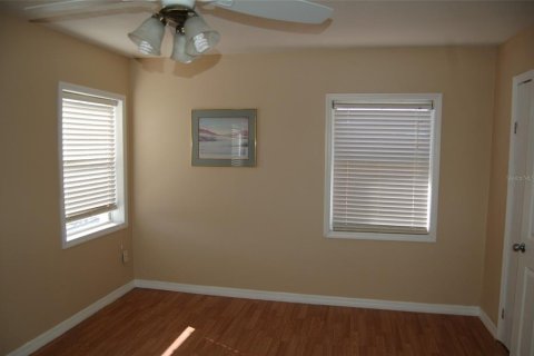 House in Fruitland Park, Florida 3 bedrooms, 222.97 sq.m. № 2136262 - photo 14