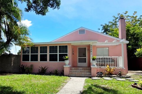 House in Saint Petersburg, Florida 2 bedrooms, 102.84 sq.m. № 2316615