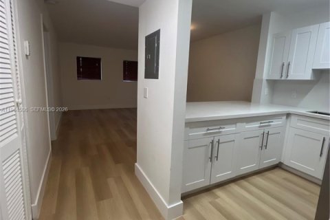 Condominio en alquiler en Miami, Florida, 1 dormitorio, 62.24 m2 № 2026432 - foto 3