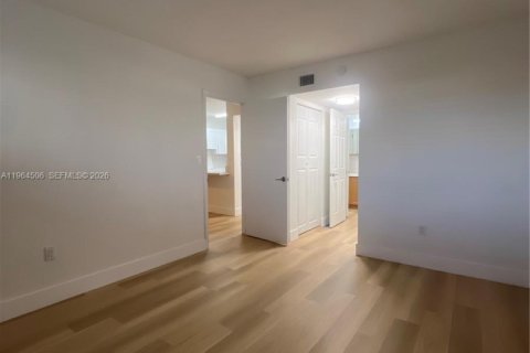 Condominio en alquiler en Miami, Florida, 1 dormitorio, 62.24 m2 № 2026432 - foto 6