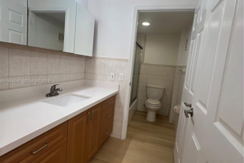 Condominio en alquiler en Miami, Florida, 1 dormitorio, 62.24 m2 № 2026432 - foto 9