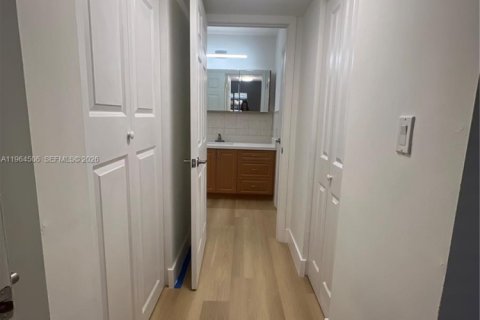 Condominio en alquiler en Miami, Florida, 1 dormitorio, 62.24 m2 № 2026432 - foto 7
