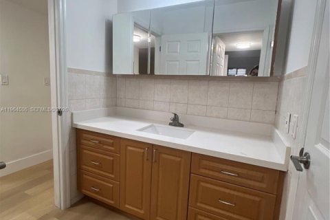 Condominio en alquiler en Miami, Florida, 1 dormitorio, 62.24 m2 № 2026432 - foto 10