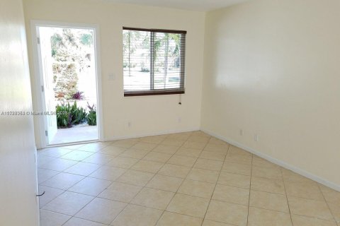 Immobilier commercial à vendre à Pompano Beach, Floride: 268.21 m2 № 2021554 - photo 3
