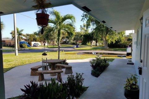 Immobilier commercial à vendre à Pompano Beach, Floride: 268.21 m2 № 2021554 - photo 13