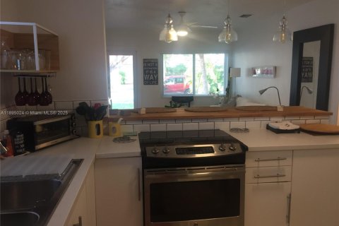 Villa ou maison à louer à Miami, Floride: 2 chambres, 157 m2 № 2077165 - photo 7