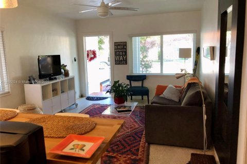 Villa ou maison à louer à Miami, Floride: 2 chambres, 157 m2 № 2077165 - photo 2