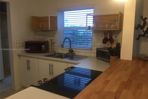 Villa ou maison à louer à Miami, Floride: 2 chambres, 157 m2 № 2077165 - photo 8