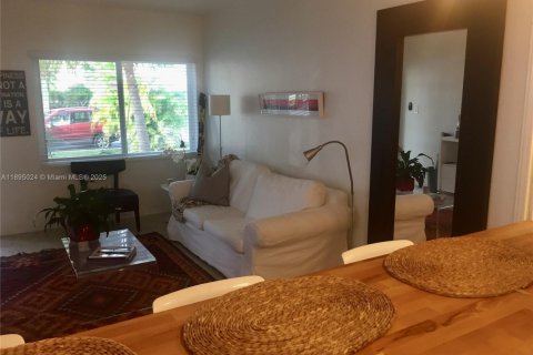 Villa ou maison à louer à Miami, Floride: 2 chambres, 157 m2 № 2077165 - photo 17