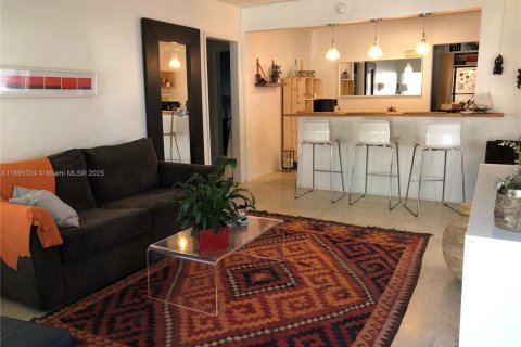 Villa ou maison à louer à Miami, Floride: 2 chambres, 157 m2 № 2077165 - photo 1