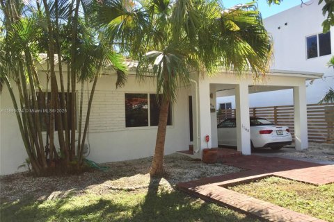 Villa ou maison à louer à Miami, Floride: 2 chambres, 157 m2 № 2077165 - photo 29