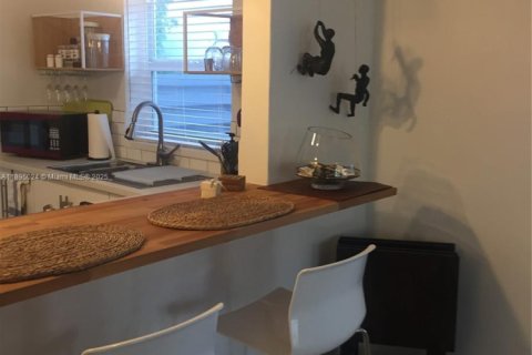 Villa ou maison à louer à Miami, Floride: 2 chambres, 157 m2 № 2077165 - photo 19