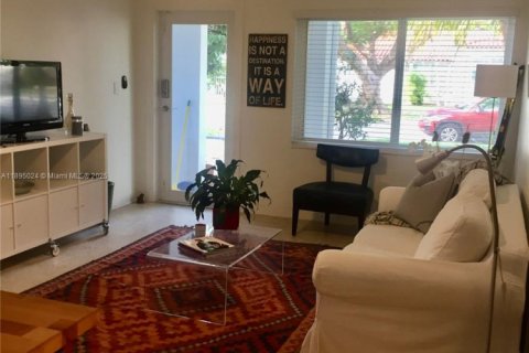 Villa ou maison à louer à Miami, Floride: 2 chambres, 157 m2 № 2077165 - photo 3