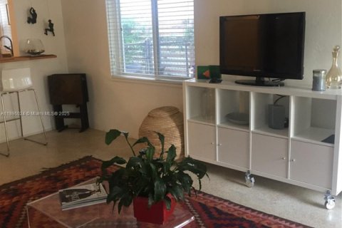 Villa ou maison à louer à Miami, Floride: 2 chambres, 157 m2 № 2077165 - photo 16