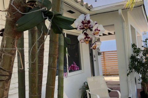 Villa ou maison à louer à Miami, Floride: 2 chambres, 157 m2 № 2077165 - photo 27