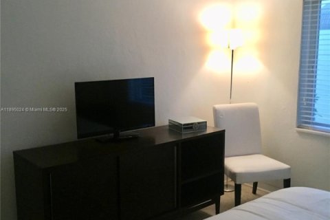 Villa ou maison à louer à Miami, Floride: 2 chambres, 157 m2 № 2077165 - photo 12