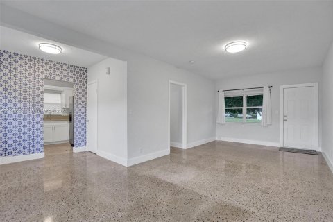 Commercial property in Biscayne Park, Florida 164.72 sq.m. № 1860902 - photo 3