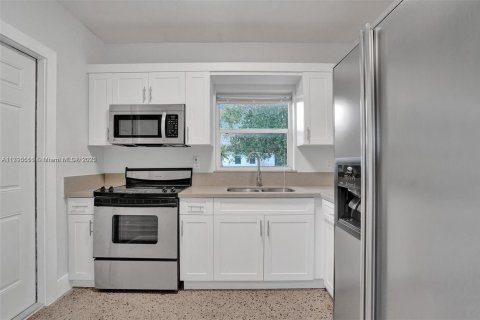 Commercial property in Biscayne Park, Florida 164.72 sq.m. № 1860902 - photo 4