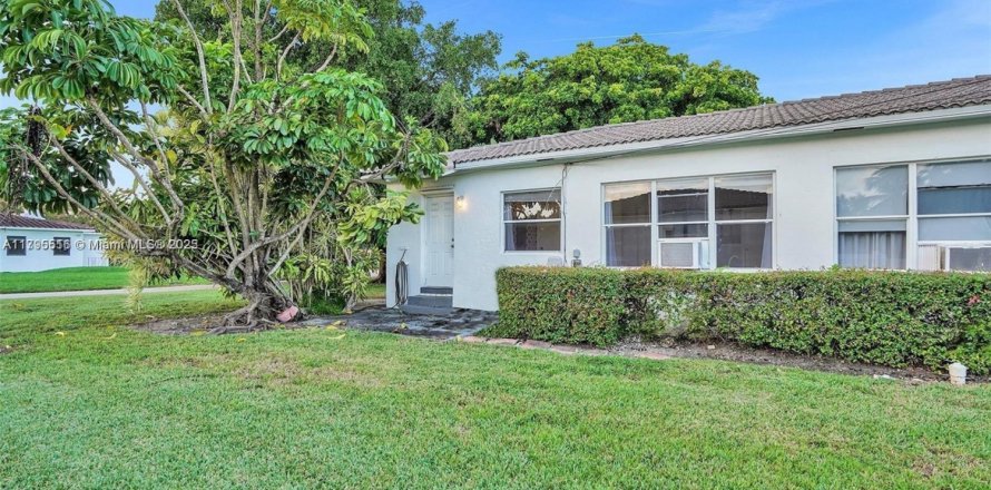 Commercial property in Biscayne Park, Florida 164.72 sq.m. № 1860902
