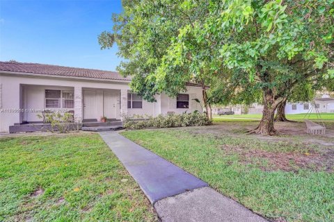 Commercial property in Biscayne Park, Florida 164.72 sq.m. № 1860902 - photo 2