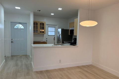 Condominio en venta en Lauderdale Lakes, Florida, 2 dormitorios, 87.7 m2 № 1964911 - foto 1