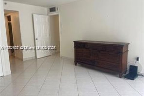 Condominio en alquiler en Miami Beach, Florida, 1 dormitorio, 91.69 m2 № 1929432 - foto 17