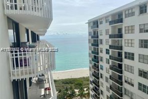 Condominio en alquiler en Miami Beach, Florida, 1 dormitorio, 91.69 m2 № 1929432 - foto 1