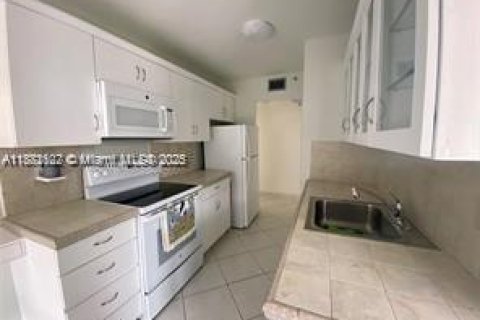 Condominio en alquiler en Miami Beach, Florida, 1 dormitorio, 91.69 m2 № 1929432 - foto 4