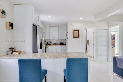 House in North Miami, Florida 2 bedrooms, 110.55 sq.m. № 1775203 - photo 8