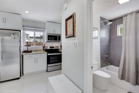 House in North Miami, Florida 2 bedrooms, 110.55 sq.m. № 1775203 - photo 12