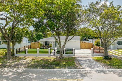 House in North Miami, Florida 2 bedrooms, 110.55 sq.m. № 1775203 - photo 1