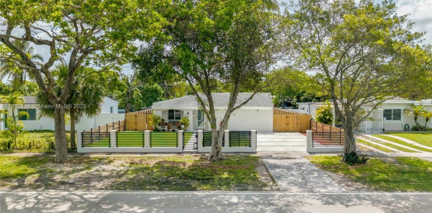House in North Miami, Florida 2 bedrooms, 110.55 sq.m. № 1775203