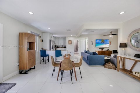 House in North Miami, Florida 2 bedrooms, 110.55 sq.m. № 1775203 - photo 6