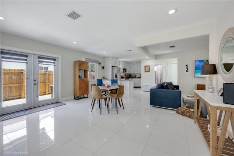 House in North Miami, Florida 2 bedrooms, 110.55 sq.m. № 1775203 - photo 5