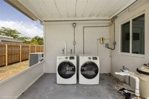 House in North Miami, Florida 2 bedrooms, 110.55 sq.m. № 1775203 - photo 26
