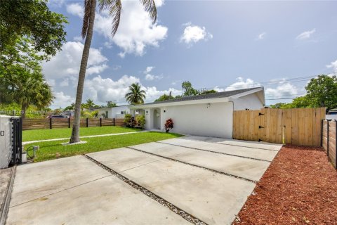 House in North Miami, Florida 2 bedrooms, 110.55 sq.m. № 1775203 - photo 3