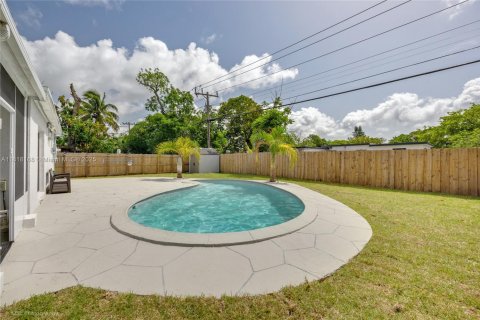 House in North Miami, Florida 2 bedrooms, 110.55 sq.m. № 1775203 - photo 24