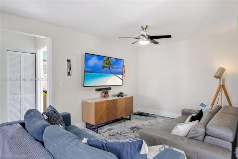 House in North Miami, Florida 2 bedrooms, 110.55 sq.m. № 1775203 - photo 13