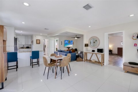 House in North Miami, Florida 2 bedrooms, 110.55 sq.m. № 1775203 - photo 7