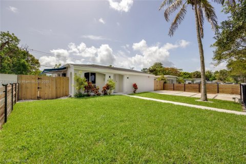 House in North Miami, Florida 2 bedrooms, 110.55 sq.m. № 1775203 - photo 4