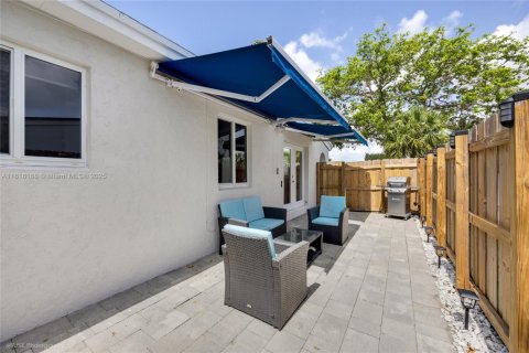 House in North Miami, Florida 2 bedrooms, 110.55 sq.m. № 1775203 - photo 21
