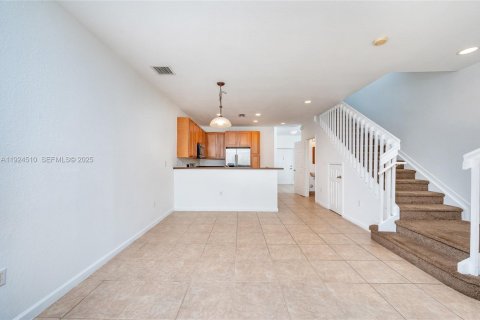 Купить таунхаус в Окленд-Парк, Флорида 3 спальни, 135.54м2, № 1984115 - фото 13