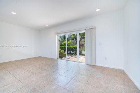 Купить таунхаус в Окленд-Парк, Флорида 3 спальни, 135.54м2, № 1984115 - фото 12